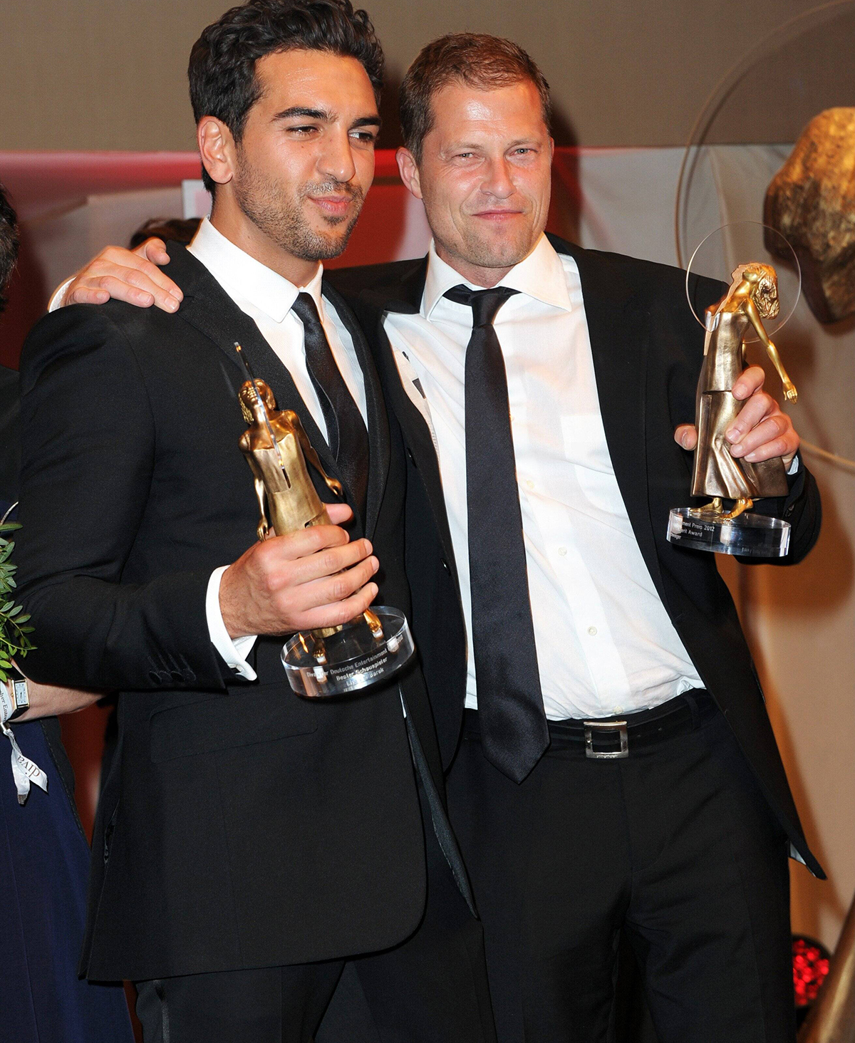 Elyas M' Barek und Til Schweiger halten eine Trophäe in der Hand