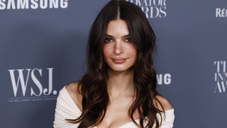 Emily Ratajkowski im weißen Kleid mit laszivem Blick