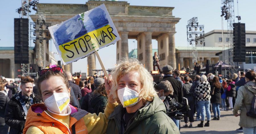 Teilnehmer der Solidaritätskundgebung "Sound of Peace" vor dem Brandenburger Tor.