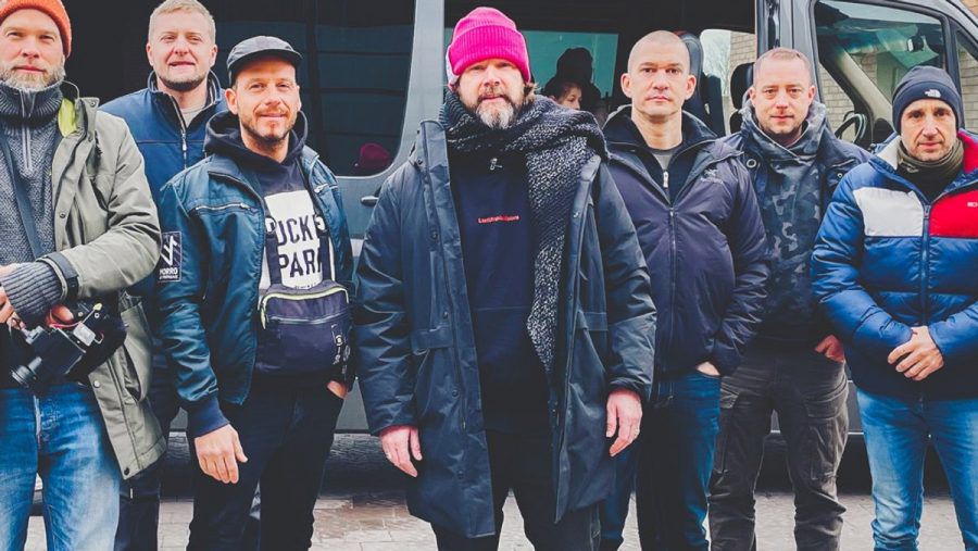 Gemeinsam mit Arthelps packt Rea Garvey bei einem Hilfstransport für die Ukraine mit an. (eee/spot)