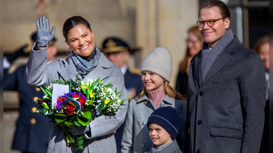Victoria von Schweden mit ihrem Ehemann und den beiden Kindern. (jom/spot)