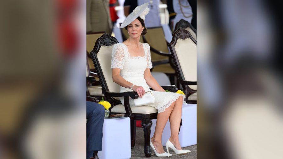 Herzogin Kate in ihrem weißen Spitzenkleid auf Jamaika. (dr/spot)