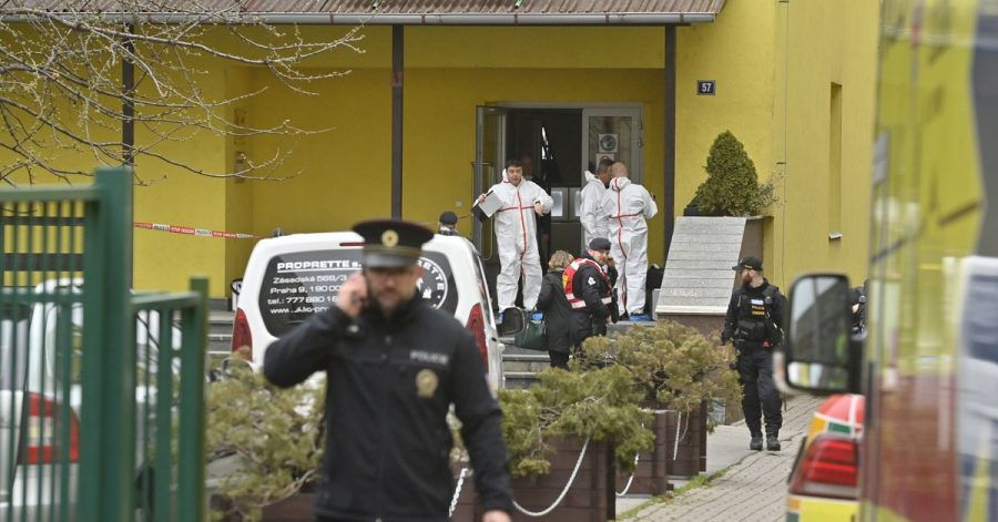 Polizisten ermitteln vor dem Gebäude einer Berufsschule in Prag nach einer Messerattacke.