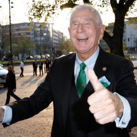 Frederic Prinz von Anhalt in Siegerpose vor der Berliner Akademie der Künste