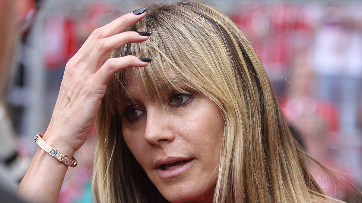 Heidi Klum greift sich an den Kopf