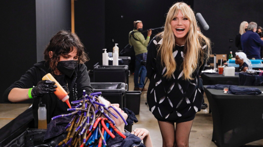 Heidi Klum lacht beim Umstyling