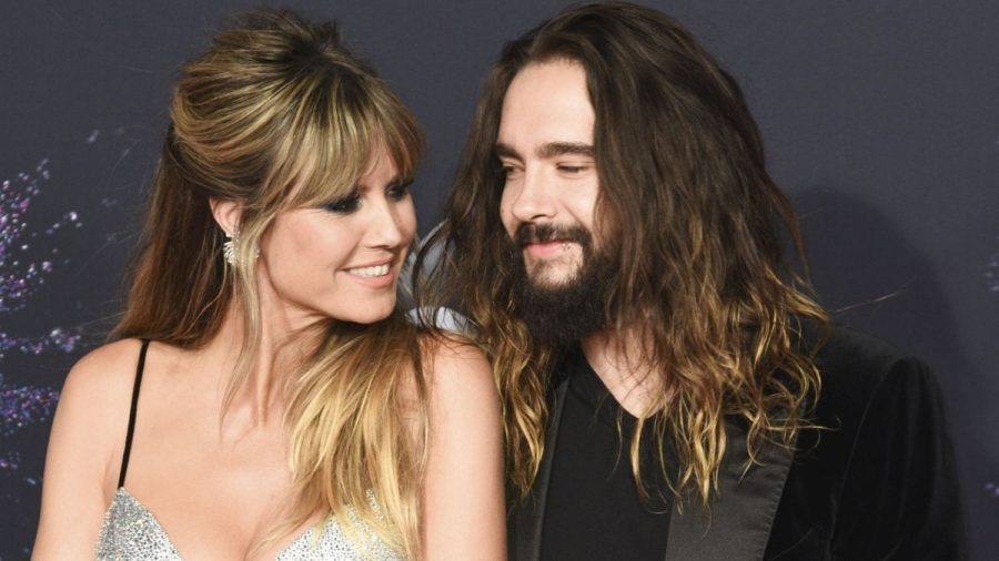 Heidi Klum und Tom Kaulitz sehen sich gestylt auf dem roten Teppich tief in die Augen