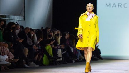 Maye Musk im weissen Anzug