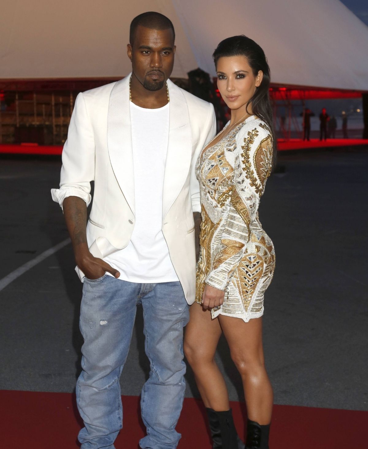 Kanye West in Jeans und weißem Hemd mit Kim Kardashian im Minikleid 2012" class="size-full wp-image-1357102