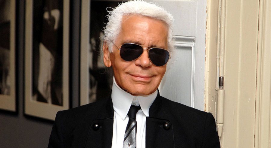 Karl Lagerfeld lächelt