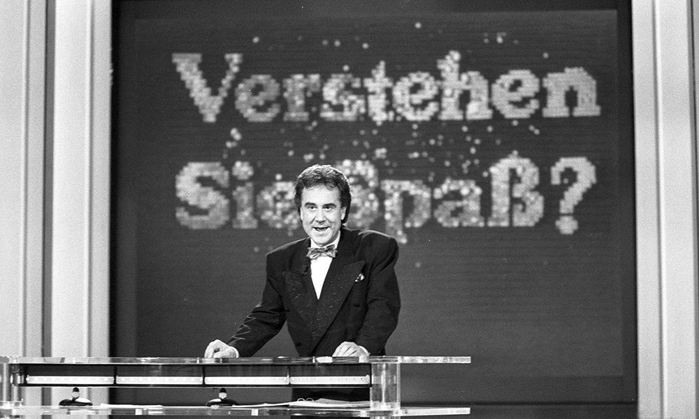 Kurt Felix am Moderationspult von „Verstehen Sie Spaß?“