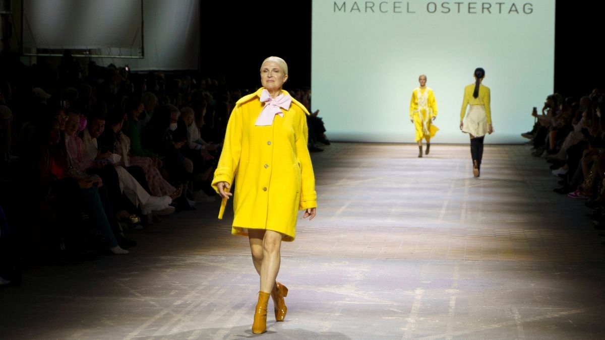 Lieselotte Reznicek von GNTM auf dem Laufsteg von Marcel Ostertag um gelben Mantel" class="size-full wp-image-1356788