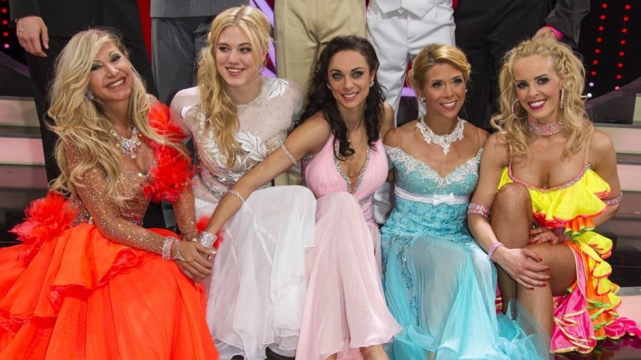 Carmen Geiss, Larissa Marolt, Lilly Becker, Tanja Szewczenko und Isabel Edvardsson im Kostüm bei "Let's Dance"