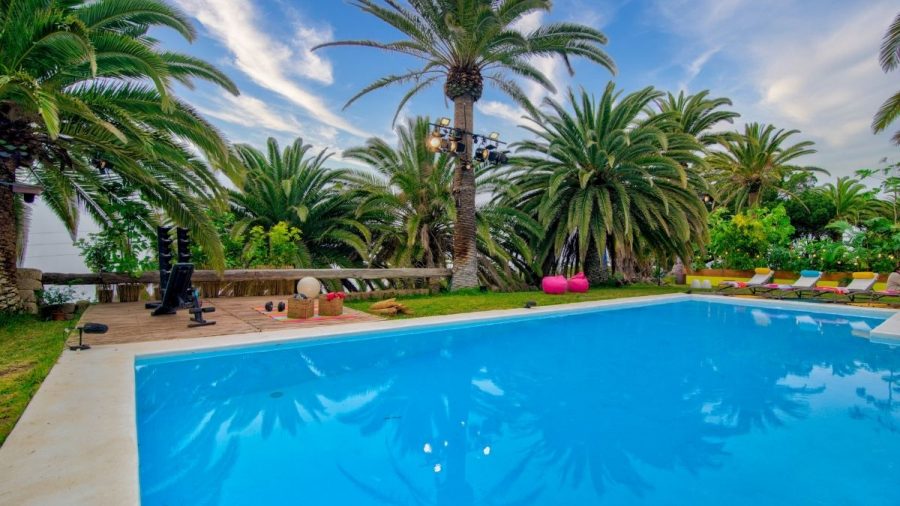 Love Island Pool mit Trainingsecke