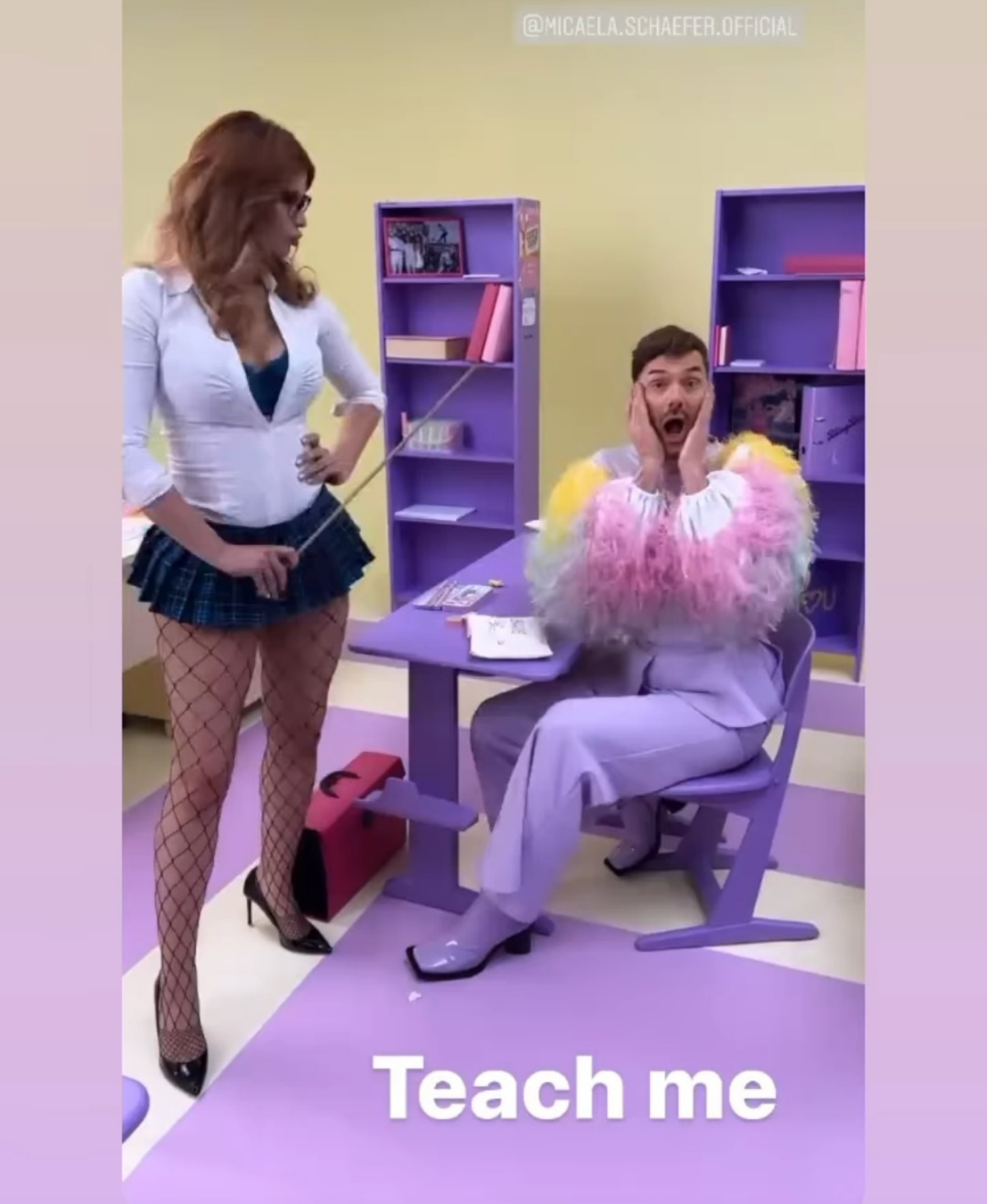 Micaela Schaefer als Lehrerin in kurzem Rock