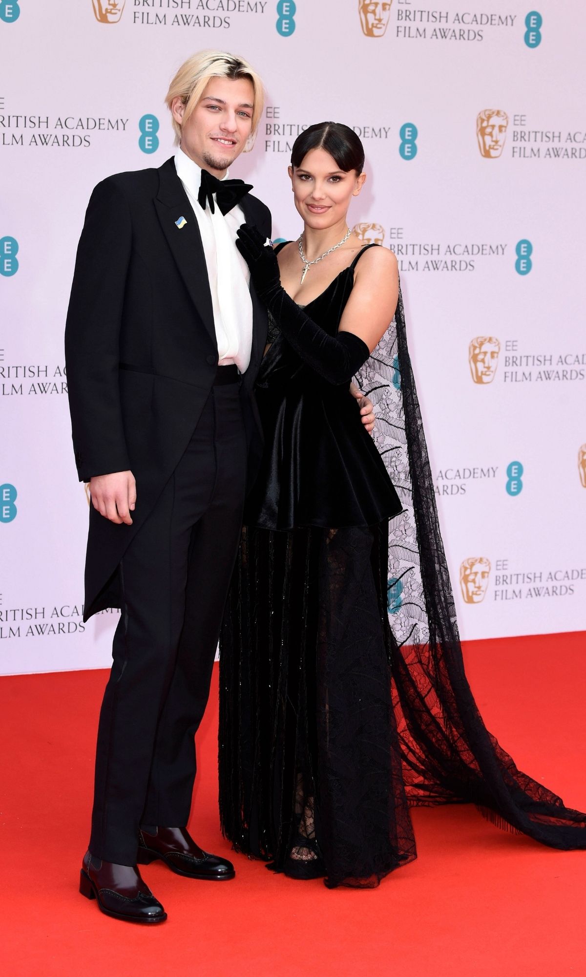 Jake Bongiovi und Millie Bobby Brown zusammen auf dem Roten Teppich" class="size-full wp-image-1348414