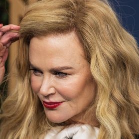 Nicole Kidman hebt die Haare weg und sieht zur Seite