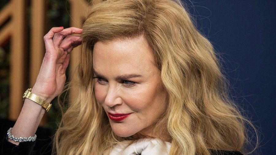 Nicole Kidman hebt die Haare weg und sieht zur Seite