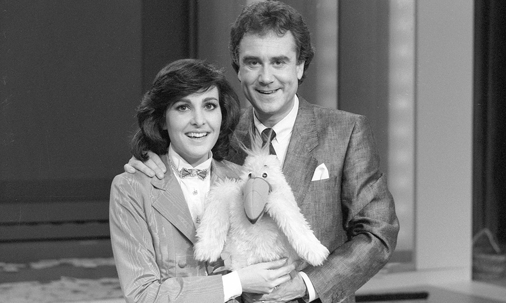 Paola Felix und Kurt Felix halten einen Vogel