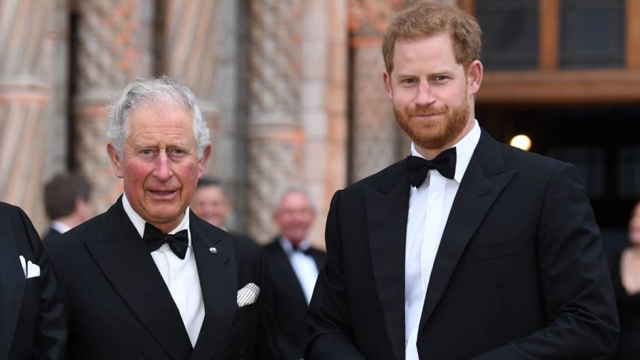 Prinz Charles mit Prinz Harry im Smoking vor dem Natural History Museum