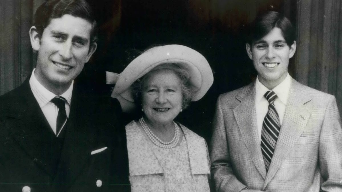 Prinz Charles imdunklen Anzug neben Queen Mum und Prinz Andrew im hellen Anzug" class="size-full wp-image-1340165