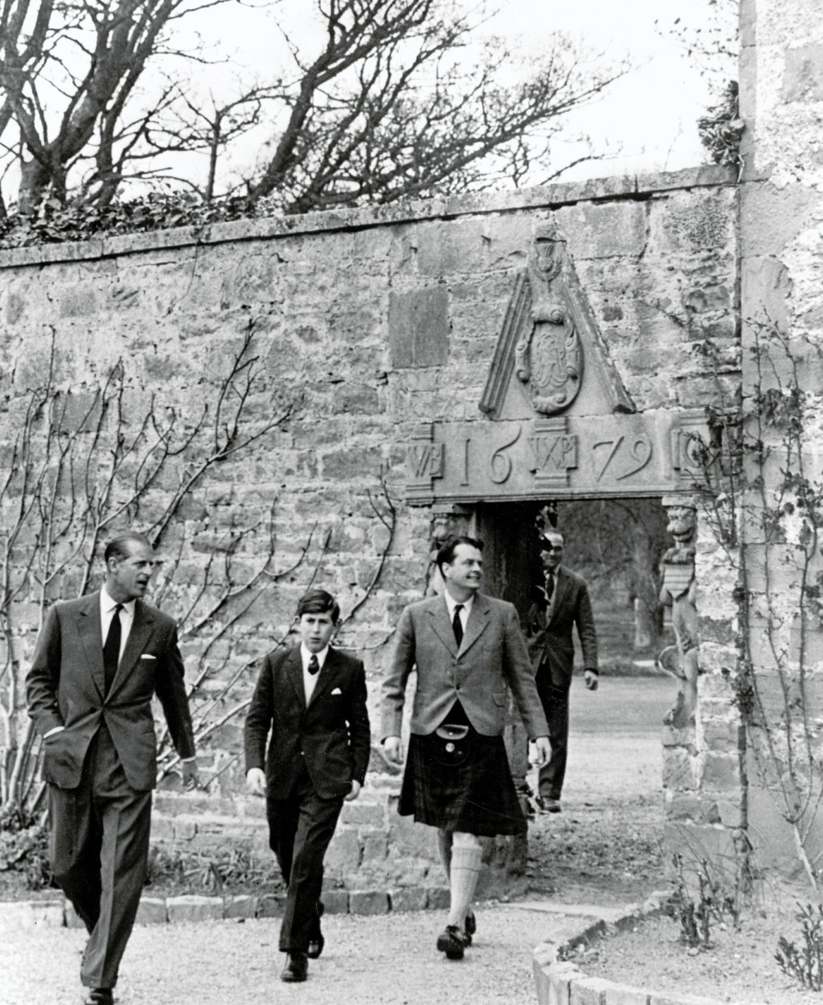 Prinz Philip im Anzug bringt den 14-jährigen Prinz Charles zum ersten Schultag im Internat" class="size-full wp-image-1340189
