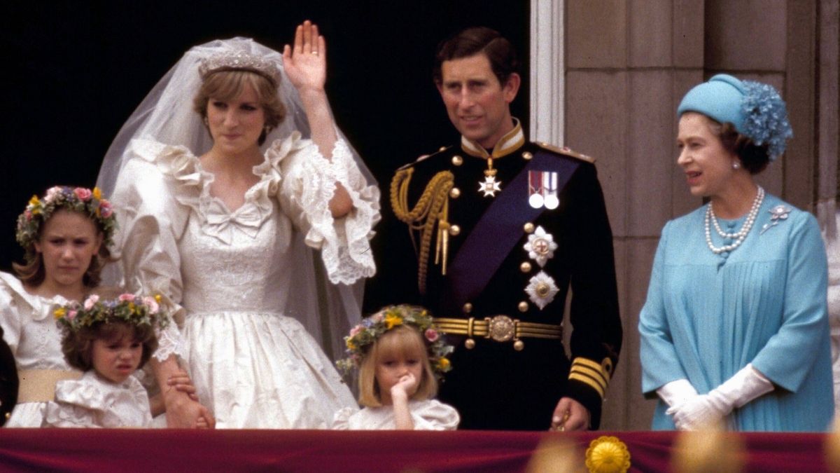 Prinzessin Diana bei ihrer Hochzeit neben Prinz Charles und Queen Elizabeth II auf dem königlichen Balkon" class="size-full wp-image-1340138