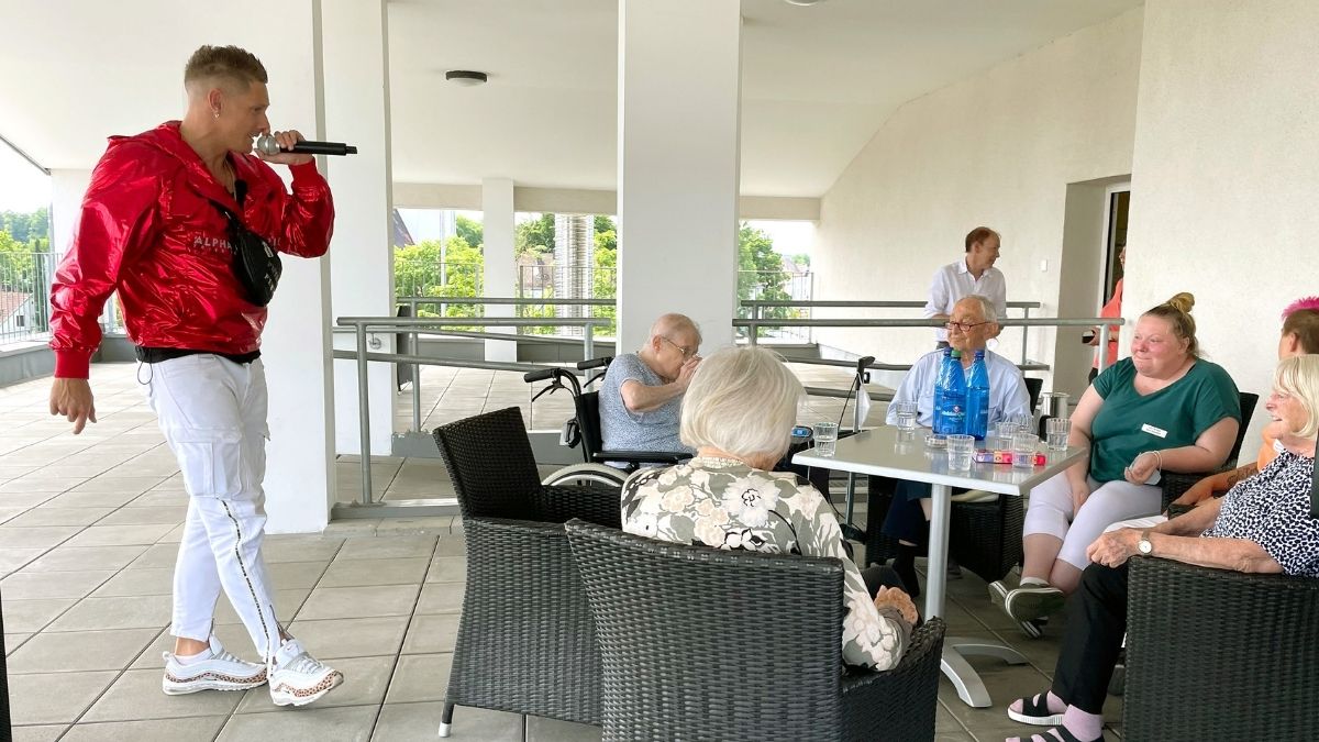 Prominent und Pflegekraft Calvin Kleinen rappt