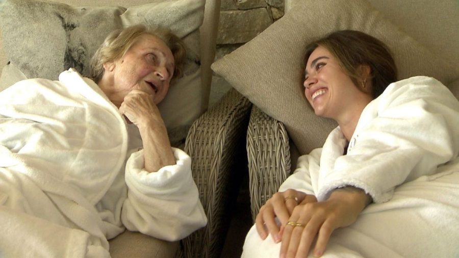 Prominent und Pflegekraft Melissa mit Oma im Bett