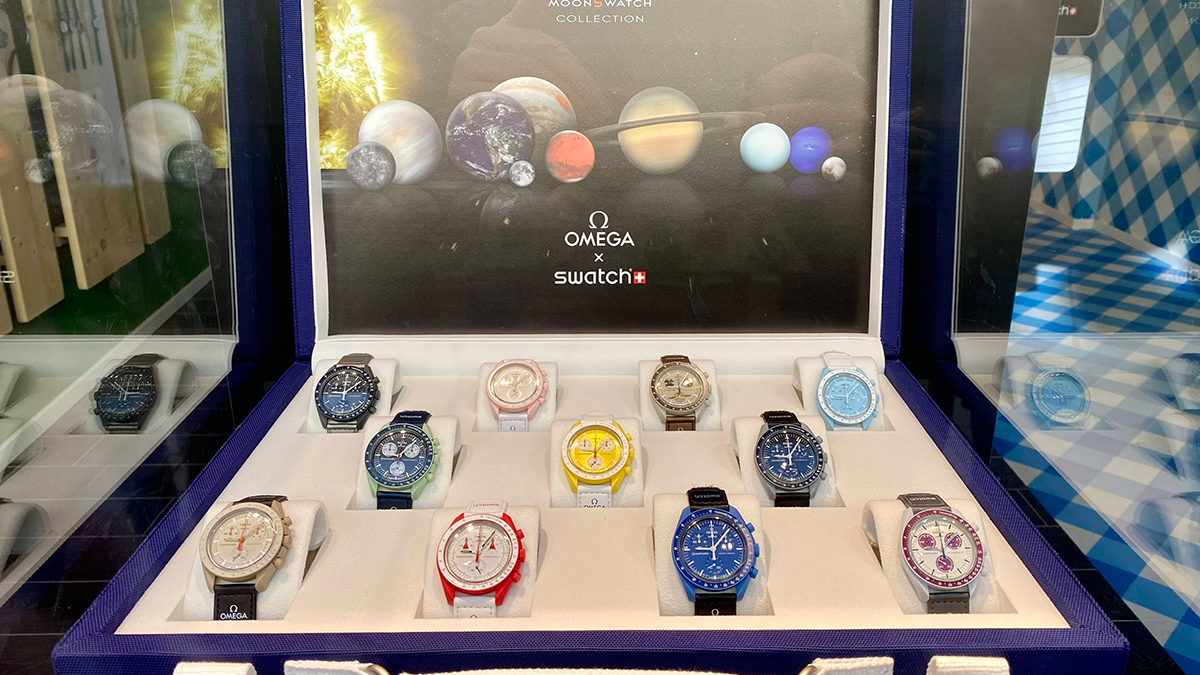 Die Kollektion von Swatch und Omega ist in einem Schaufenster zu sehen