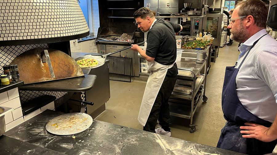 Tim Maelzer und Sepp Schellhorn backen bei „Kitchen Impossible“ Pizza