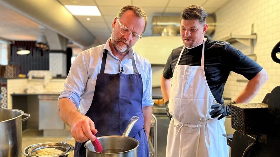 Tim Mälzer und Sepp Schellhorn stehen bei „Kitchen Impossible“ am Herd