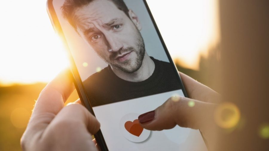 Frau betrachtet Mann auf Tinder