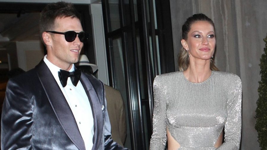 Tom Brady mit Sonnenbrille und Gisele Bündchen im Abendkleid vor einem Hotel