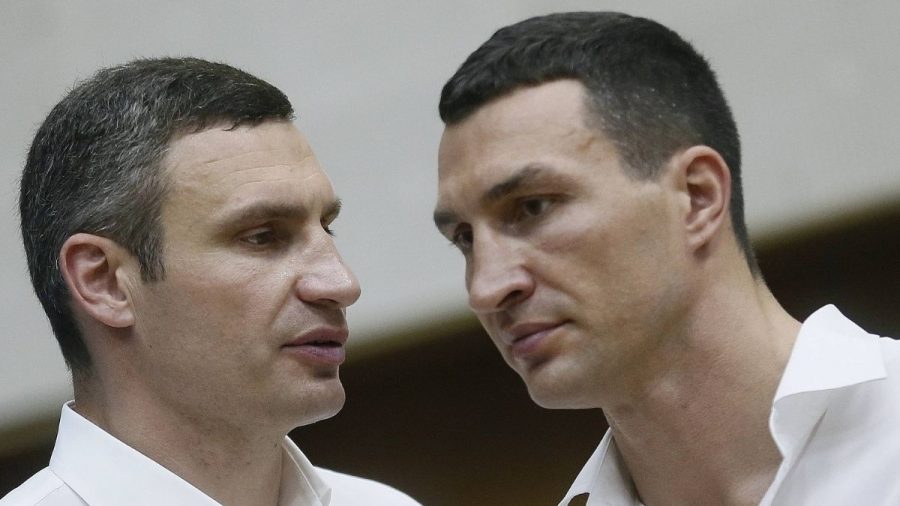 Vitali und Wladimir Klitschko in weißen Hemden