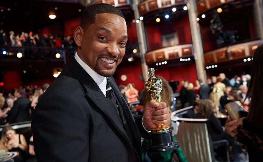 Will Smith hält seinen Oscar hoch