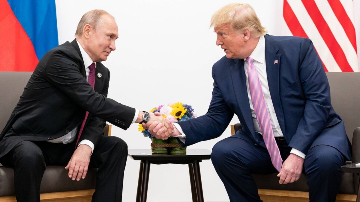 Wladimir Putin macht Handshake mit Donald trump beim Gipfeltreffen in Osaka 2019 vor den Länderfahnen" class="size-full wp-image-1341397