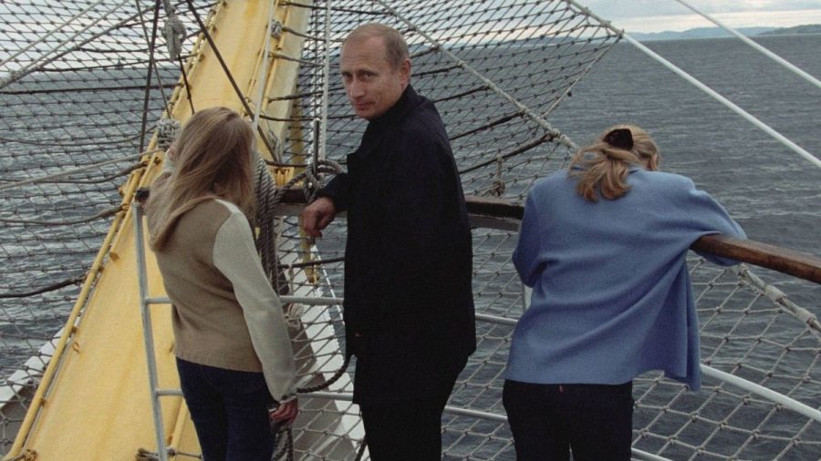 Wladimir Putin mit seinen Töchtern auf einem Schiff 2002