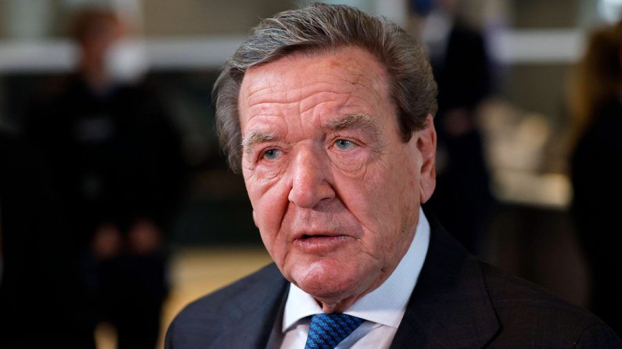 Gerhard Schröder hat Ehrenmitgliedschaften im deutschen Fußball verloren. (jom/spot)