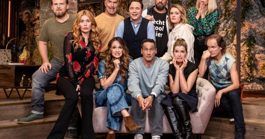 Die Comedians Axel Stein (hintere Reihe, l-r), Christoph Maria Herbst, Michael "Bully" Herbig, Abdelkarim, Hazel Brugger, Michelle Hunziker, sowie Palina Rojinski (vordere Reihe, l-r), Carolin Kebekus, der verstorbene Mirco Nontschew, Anke Engelke und Olaf Schubert beim Gruppenfoto für die dritte Staffel der Comedyserie «LOL - Last One Laughing».