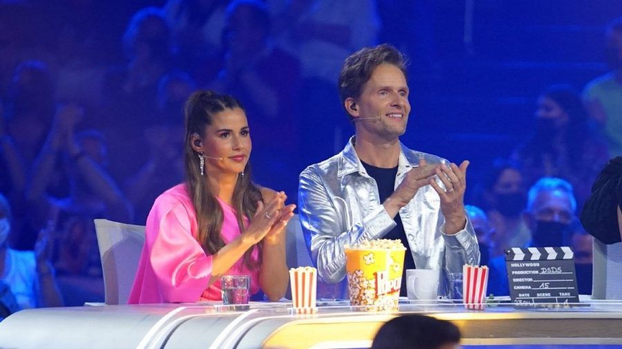 Sarah Engels durfte als "DSDS"-Gastjurorin neben Toby Gad Platz nehmen. (jom/spot)