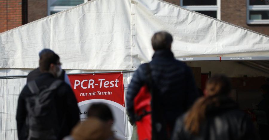 Teststation für Corona-Schnelltests am Holstentor in Lübeck.