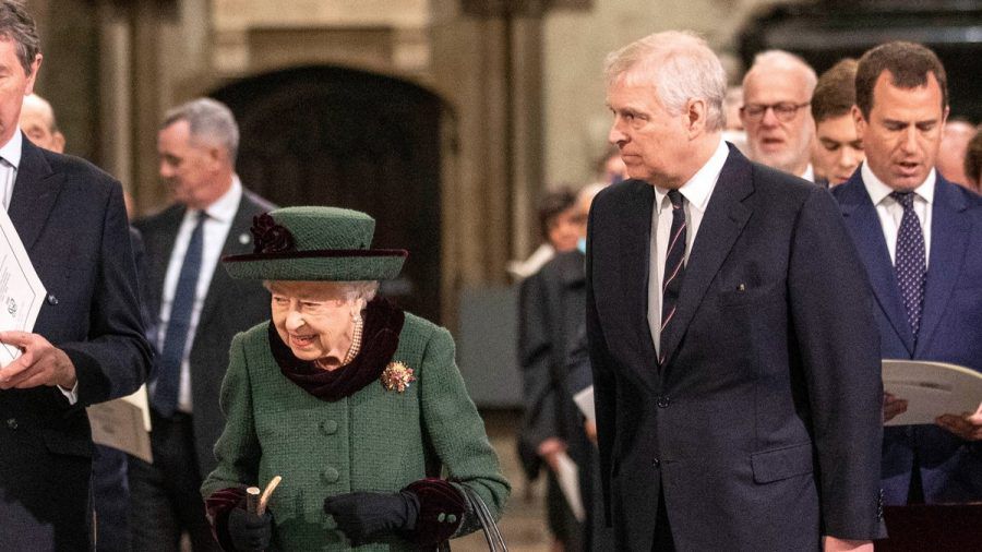 Prinz Andrew beim Gedenkgottesdienst für seinen Vater an der Seite der Queen. (hub/spot)