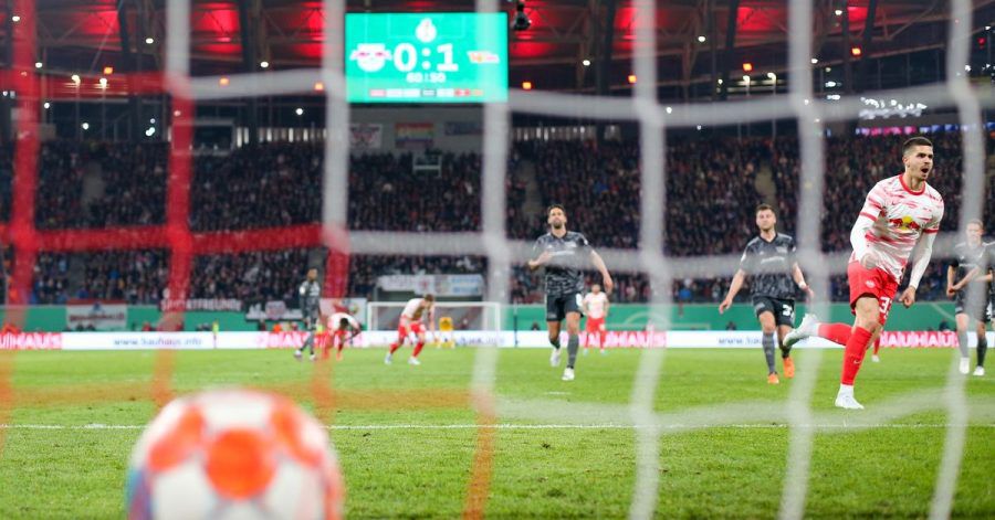 Leipzigs André Silva (r) trifft zum 1:1 per Elfmeter.