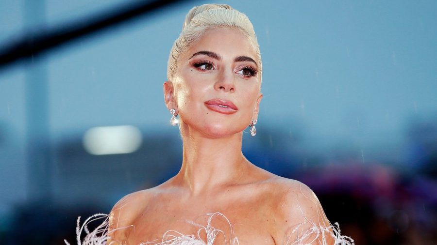 Lady Gaga steht bei den Grammys 2022 auf der Bühne. (tae/spot)