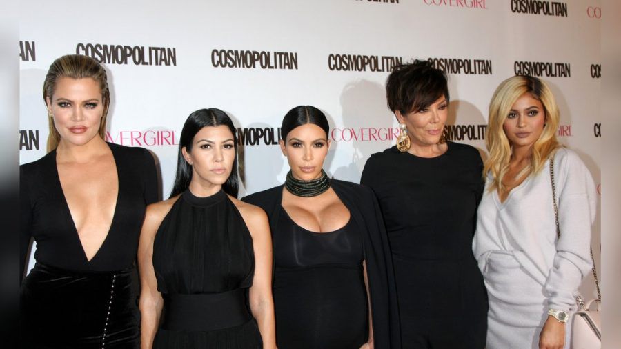 Khloé, Kourtney, Kim Kardashian und Kris und Kylie Jenner auf dem roten Teppich (v.l.n.r.). (mia/spot)
