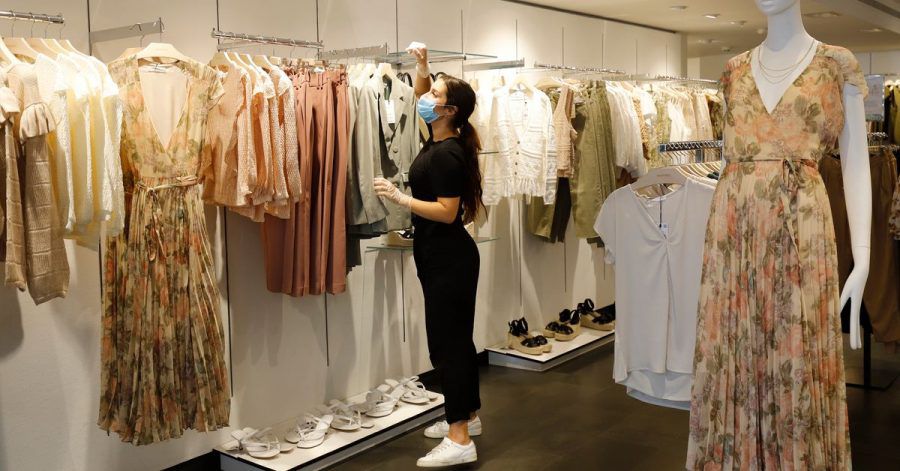 Jeder Einwohner der EU konsumiert pro Jahr im Schnitt knapp 15 Kilogramm an Bekleidung und weiteren Textilien. Aufgrund der hohen Umweltbelastung plant die EU eine Strategie gegen Fast Fashion.