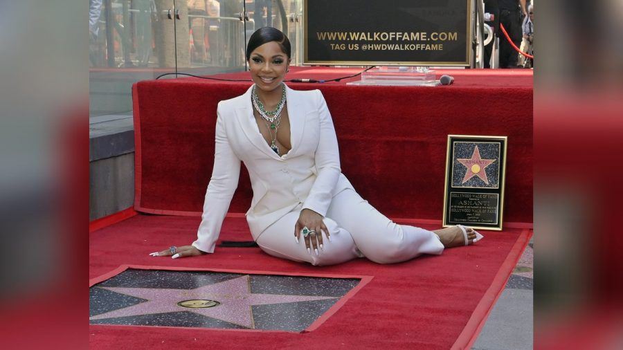 Sängerin Ashanti präsentiert stolz ihren Stern auf dem Hollywood Walk of Fame. (dr/spot)