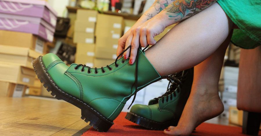 Grobe Lederschuhe gibt es auch aus Kunstleder. Und das pflegt man am besten mit fettfreien Pflegeschäumen.