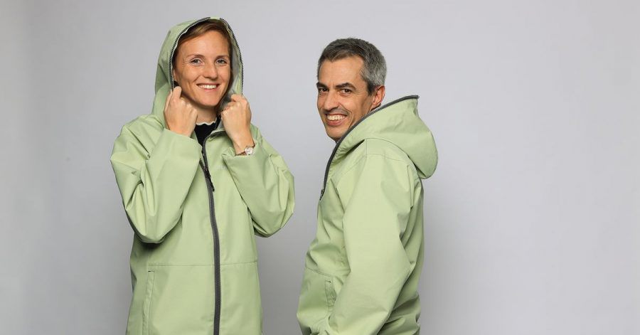 Annette Mark (l), Sprecherin von wear2wear, und Thomas Lehmann, Mitarbeiter der Firma Schoeller, tragen Regenjacken, die mit einem Anteil aus alten Polyiester-Jacken gefertigt wurden.